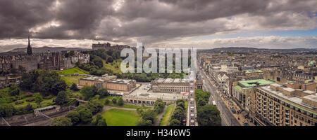 Vue panoramique sur le centre d'Edinburgh en Ecosse sur un jour nuageux Banque D'Images