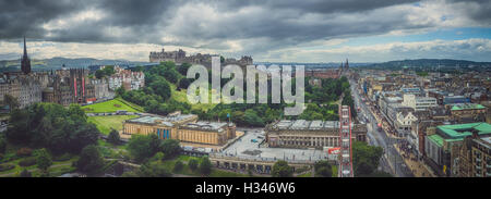 Vue panoramique sur le centre d'Edinburgh en Ecosse sur un jour nuageux Banque D'Images