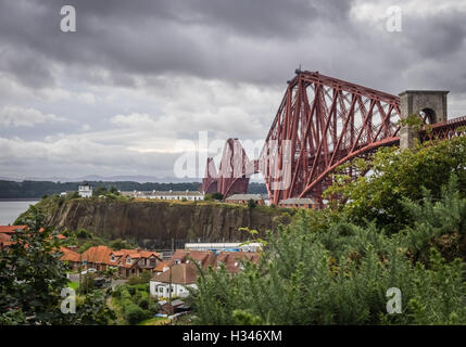 Foyers sous la Forth Rail Bridge à Édimbourg, Écosse, reliant les villes du nord et du Sud Banque D'Images