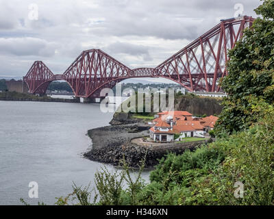 Foyers sous la Forth Rail Bridge à Édimbourg, Écosse, reliant les villes du nord et du Sud Banque D'Images