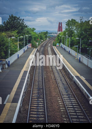 North Queensferry gare avec railtrack menant à la Forth Rail Bridge à Édimbourg, Écosse Banque D'Images