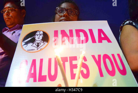 Les gens paient la lumière des bougies hommage à tué des soldats indiens au porte de l'Inde, à Mumbai, Inde le 19 septembre 2016 Banque D'Images