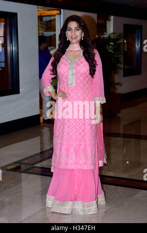 Juhi Chawla Bollywood acteur pendant l'Priyadarshni Academy 32e anniversaire du prix mondial à Mumbai fonction Banque D'Images