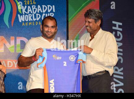 L'ancien joueur de cricket Indien Kapil Dev au cours de l'annonce de l'Indian Dream Team pour 2016, la Coupe du Monde de kabaddi à Mumbai