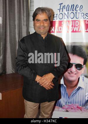 Vishal Bhardwaj félicite Bollywood Sajid Nadiadwala gouvernement français confèrent Chevalier de l'Ordre Arts et Lettres Mumbai Banque D'Images