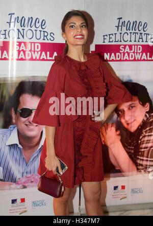 Bollywood Sajid Nadiadwala féliciter Jacqueline Fernandez gouvernement Français Chevalier de l'Ordre Arts et Lettres Mumbai Banque D'Images