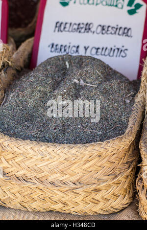 L'homéopathie, les paniers en osier bourré d'herbes curatives médicinales Banque D'Images