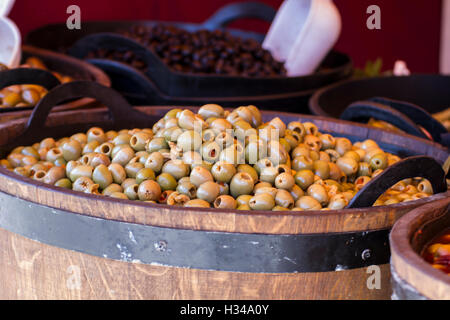 Les fûts en bois d'olives et de versions Banque D'Images