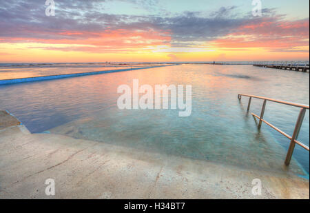 Lever du soleil à partir de l'une des piscines de l'océan à North Narrabeen Au Banque D'Images