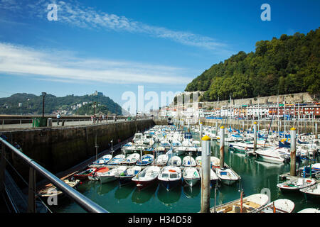 San Sebastian, Vieille Ville Port, bateaux dans le petit port à côté de la vieille ville de San Sebastian, Espagne. Banque D'Images