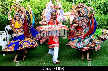 Danse Garba, danseuses de Garaba, danse Garbo, danse folklorique, chaniya choli, Festival Navaratri, Ahmadabad, Gujarat, Inde Banque D'Images