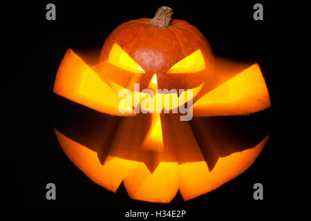 Scary jack o lantern isolated on black Banque D'Images