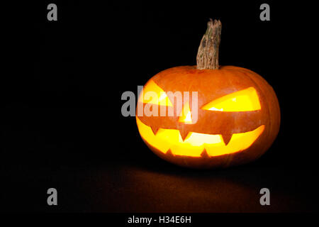 Scary jack o lantern isolated on black Banque D'Images