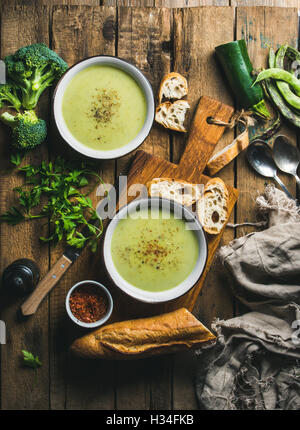 Deux bols de pois fait maison, le brocoli et la courgette soupe crème Banque D'Images