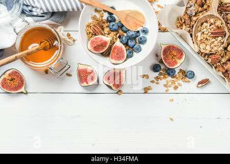 Petit-déjeuner sain situé sur fond de bois blanc, copy space Banque D'Images