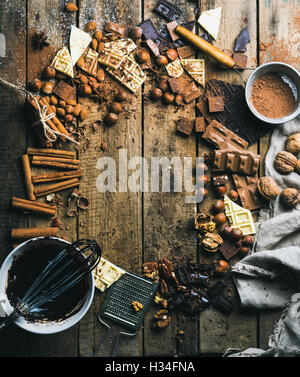 Ingrédients de cuisine Chocolat chaud sur fond de bois rustique, copy space Banque D'Images