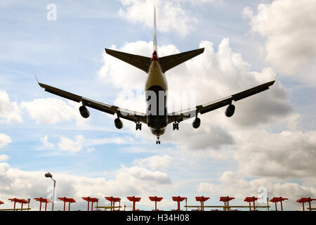 British Airways 747 piste de l'aéroport de Heathrow approches. Banque D'Images