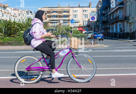 Circonscription cycliste en louant un vélo de la plage de Brighton à Brighton, vélos, East Sussex, Angleterre, Royaume-Uni. Banque D'Images