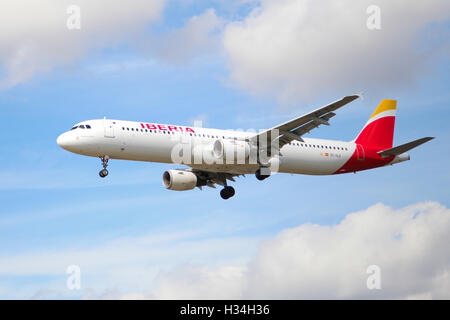 Iberia Airbus A321 près de l'aéroport Heathrow de Londres. Banque D'Images