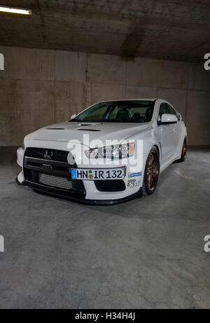 2009 Mitsubishi Evo X performance voiture avec suspension abaissée Banque D'Images