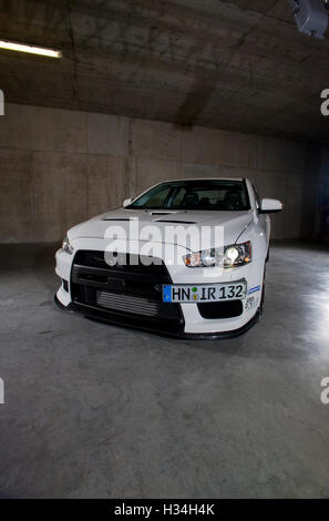 2009 Mitsubishi Evo X performance voiture avec suspension abaissée Banque D'Images