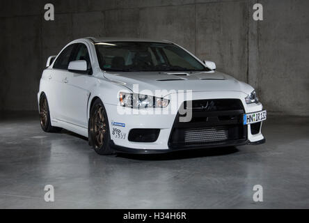 2009 Mitsubishi Evo X performance voiture avec suspension abaissée Banque D'Images