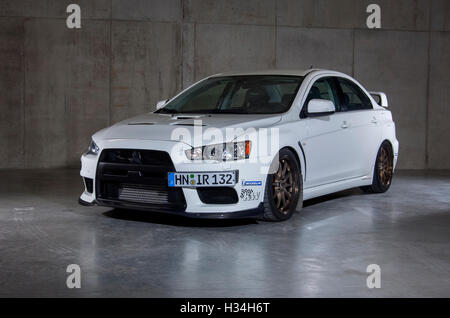 2009 Mitsubishi Evo X performance voiture avec suspension abaissée Banque D'Images