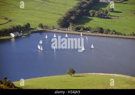 Bateaux à voile entourant le réservoir dans la pierre Colombe Parc national de Peak District, Greater Manchester, Angleterre, Royaume-Uni. Banque D'Images