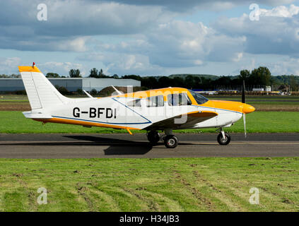 Piper PA28 Cherokee Archer à Wellesbourne Airfield, Warwickshire, UK (G-BFDI) Banque D'Images