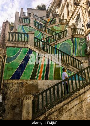 Escaliers colorés dans le centre-ville de Alger, Algérie. Alger a de nombreux districts supérieure, banlieue accessibles par des escaliers. Banque D'Images