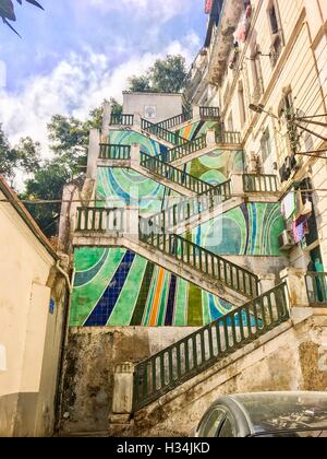 Escaliers colorés dans le centre-ville de Alger, Algérie. Alger a de nombreux districts supérieure, banlieue accessibles par des escaliers. Banque D'Images