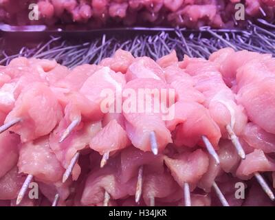 Poulet Sish Raw kebab prêt à cuire dans un restaurant. Banque D'Images