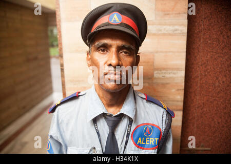 Gardien de sécurité appartenant à l'entreprise d'alerte protéger une propriété résidentielle coûteux dans la banlieue de Mumbai, Bombay, Inde. Banque D'Images