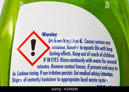 Avertissement du liquide vaisselle - Renseignements sur l'arrière de Fairy Clean & Fresh apple orchard lessive liquide Banque D'Images