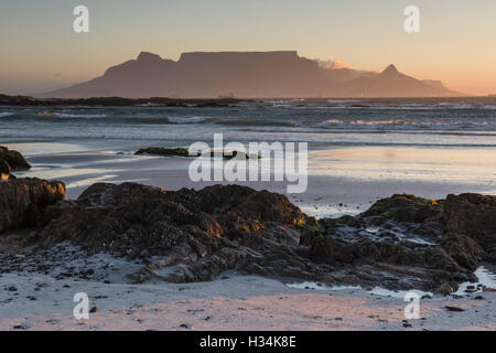 Coucher de soleil sur la Montagne de la table de Bloubergstrand, Cape Town