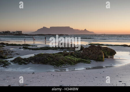 Coucher de soleil sur la Montagne de la table de Bloubergstrand, Cape Town Banque D'Images