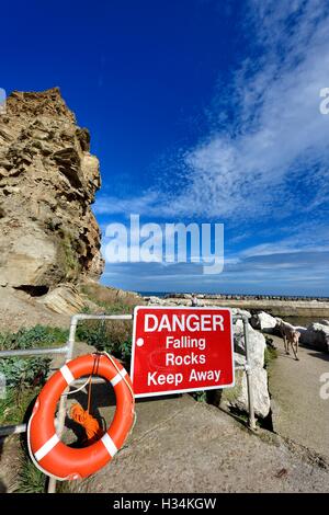 Chutes de pierres Danger avertissement Cowbar nab Staithes North Yorkshire Angleterre UK Banque D'Images