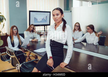 Belle femme asiatique sur l'arrière-plan des gens d'affaires Banque D'Images