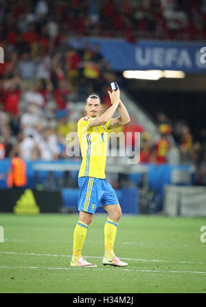 NICE, FRANCE - 22 juin 2016 : Zlatan Ibrahimovic de Suède merci fans après l'UEFA EURO 2016 match contre la Belgique au stade de l'Allianz Riviera Nice. Le dernier match d'Ibrahimovic pour l'équipe nationale Banque D'Images