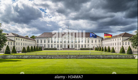 La vue classique du célèbre Château Bellevue, la résidence officielle du Président de la République d'Allemagne, à Berlin, Allemagne Banque D'Images