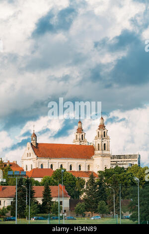 Vilnius, Lituanie. Vue de côté de l'église de Saint Philippe et de Saint Jacob, l'ancien monastère avec l'Église catholique romaine et rouge Banque D'Images