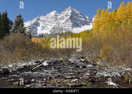 Maroon Bells et Creek - vue rapprochée de Maroon Bells et Maroon Creek à l'automne, juste après une tempête de nuit. Banque D'Images