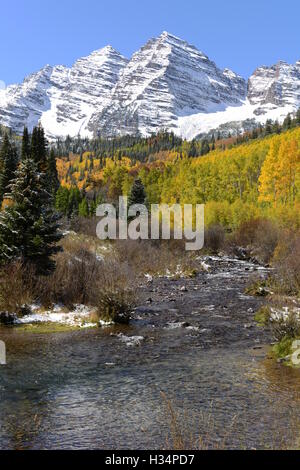 Maroon Bells et Creek - Vertical - Une vue d'automne de Maroon Creek fonctionnant à base de Maroon Bells montagnes après une tempête. Banque D'Images