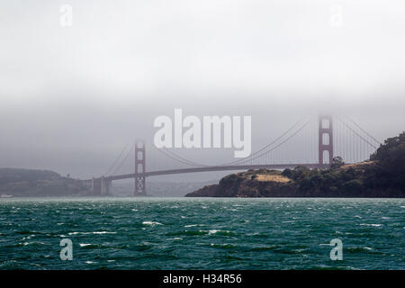 Vue depuis Sausalito au Golden Gate Bridge à San Francisco, Californie, États-Unis, à un jour brumeux. Banque D'Images