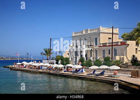 Au Agios Mamas ('Saint Pierre') beach, Spetses town, l'île de Spetses, Attique, Grèce. Banque D'Images