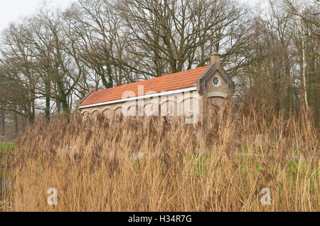 Chambre d'écluse restaurée ou Schuivenhuisje en langue néerlandaise creusés à la main le long du canal dans le nordhorn almelo Pays-Bas Banque D'Images