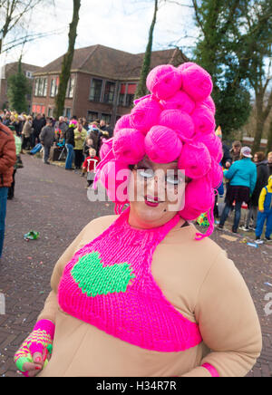 OLDENZAAL, Pays-Bas - 7 février, 2016 : personne inconnue dans drôle costume carnaval pendant la parade carnaval annuel Banque D'Images