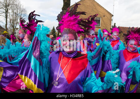 OLDENZAAL, Pays-Bas - 7 février, 2016 : personne inconnue dans drôle robe carnaval défilé du carnaval au cours de l'assemblée annuelle Banque D'Images