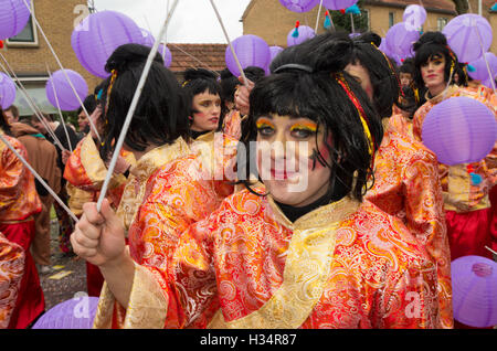 OLDENZAAL, Pays-Bas - 7 février, 2016 : personne inconnue dans drôle robe carnaval défilé du carnaval au cours de l'assemblée annuelle Banque D'Images