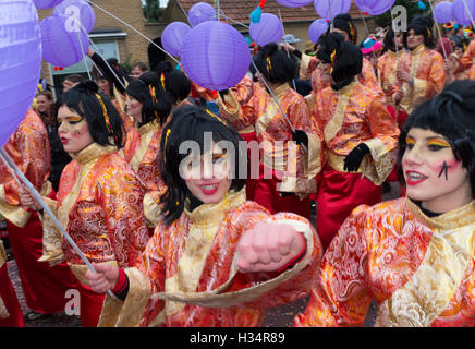 OLDENZAAL, Pays-Bas - 7 février 2016 : des inconnus dans drôle robes carnaval défilé du carnaval au cours de l'assemblée annuelle Banque D'Images